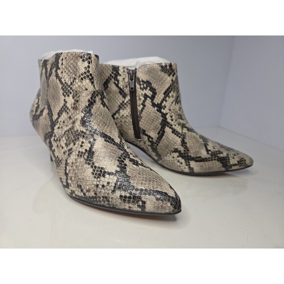Clarks Comfort Collection Heeled Ankle Bootie Judith Taupe Snakeskin 6.5 M NWOB - Picture 1 of 12